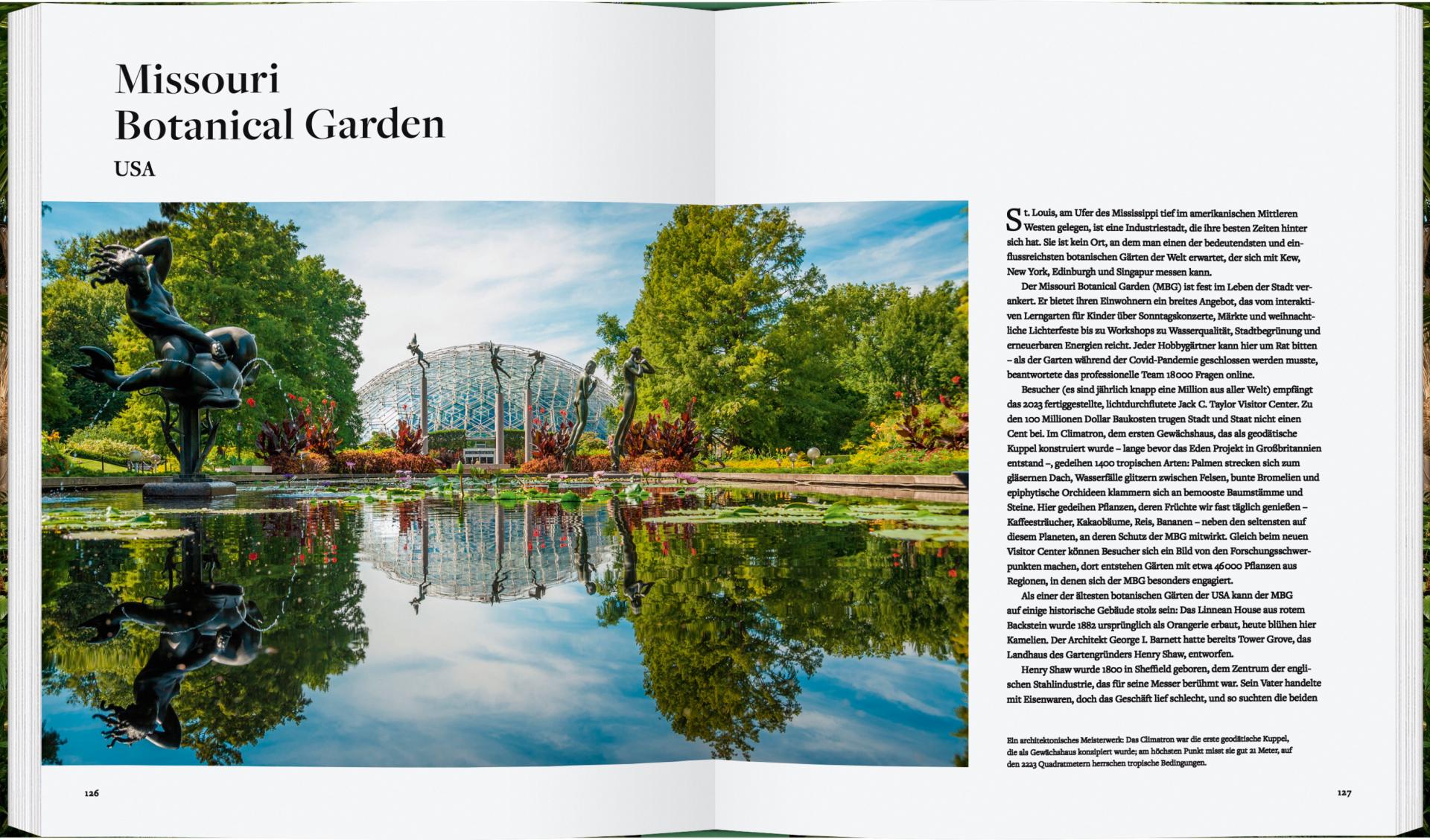 Ein aufgeschlagenes Buch aus dem Gerstenberg Verlag "Botanische Gärten | Die schönsten Pflanzenparadiese der Welt" zeigt den Missouri Botanical Garden mit einem Teich mit Skulpturen, üppigem Grün und dem gläsernen Gewächshaus, das sich im Wasser spiegelt. Der Text über den Garten ist sichtbar.