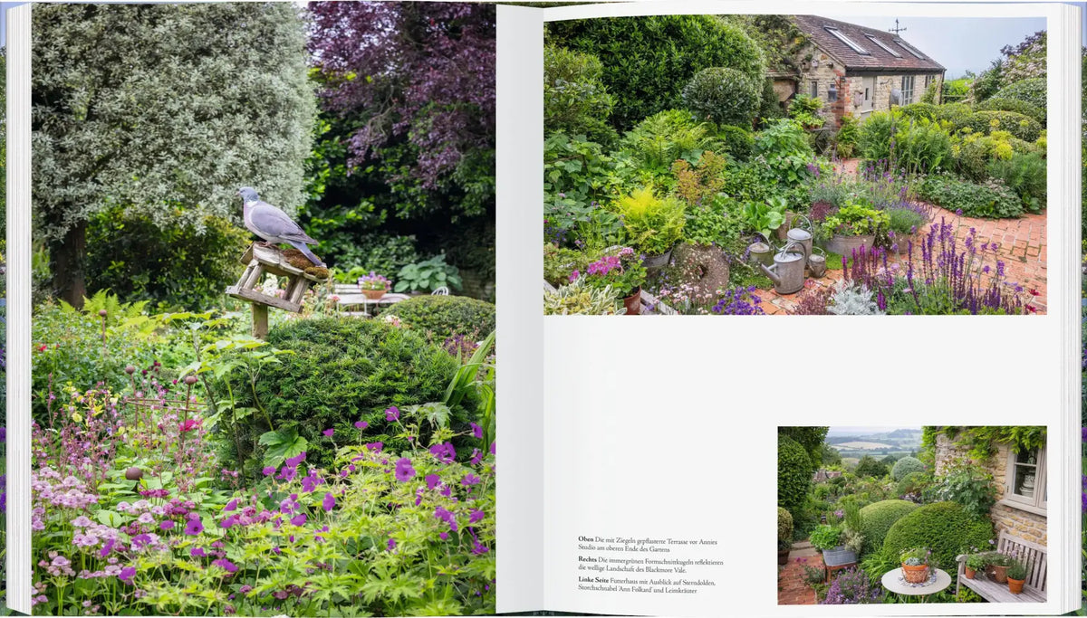 Bildband Die schönsten Cottage-Gärten Englands mit Fotos von üppigen englischen Cottage-Gärten mit Blumen, Steinwegen und einem Vogelfutterhäuschen.