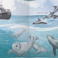 Illustration für "Der kleine Seehund und das Meer" (Gerstenberg Verlag): Ein Boot fährt auf dem Wattenmeer, während unten Robben schwimmen und oben Delfine springen. Die verspielte Szene aus dem bezaubernden Bilderbuch über Seehunde ab 4 Jahren ist eingefangen.