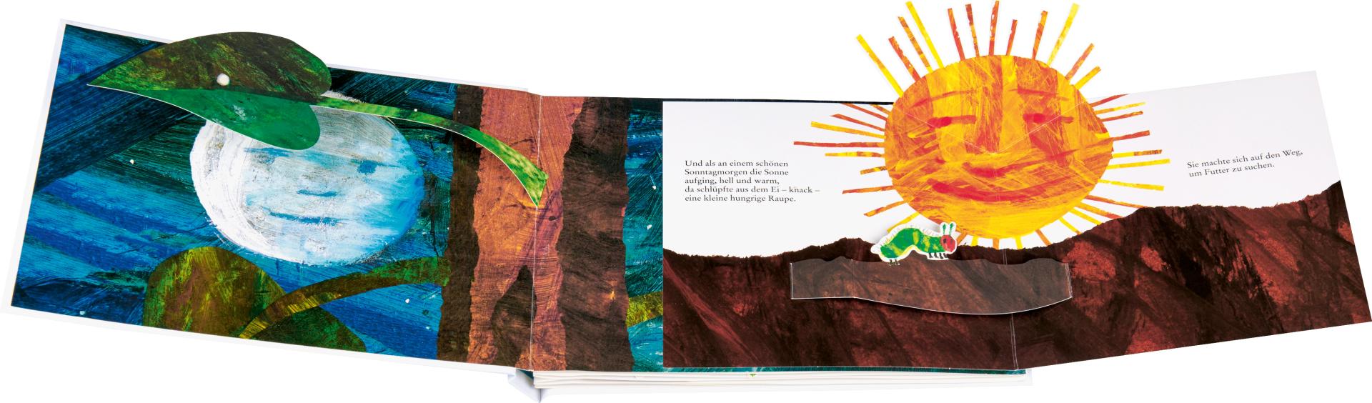 Eine bunte Doppelseite aus "Die kleine Raupe Nimmersatt | Mein Pop-up Buch ab 3 Jahren" vom Gerstenberg Verlag zeigt die grüne Raupe, eine fröhliche gelbe Sonne und ein großes Blatt. Der Text ist auf Deutsch.