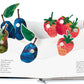 Eine farbenfrohe Seite aus "Die kleine Raupe Nimmersatt | Mein Pop-up Buch ab 3 Jahren" vom Gerstenberg Verlag zeigt Pop-up-Obst-Illustrationen - Äpfel, Birnen, Pflaumen, Erdbeeren, Orangen - mit deutschen Etiketten darunter in diesem beliebten Kinderbuch.