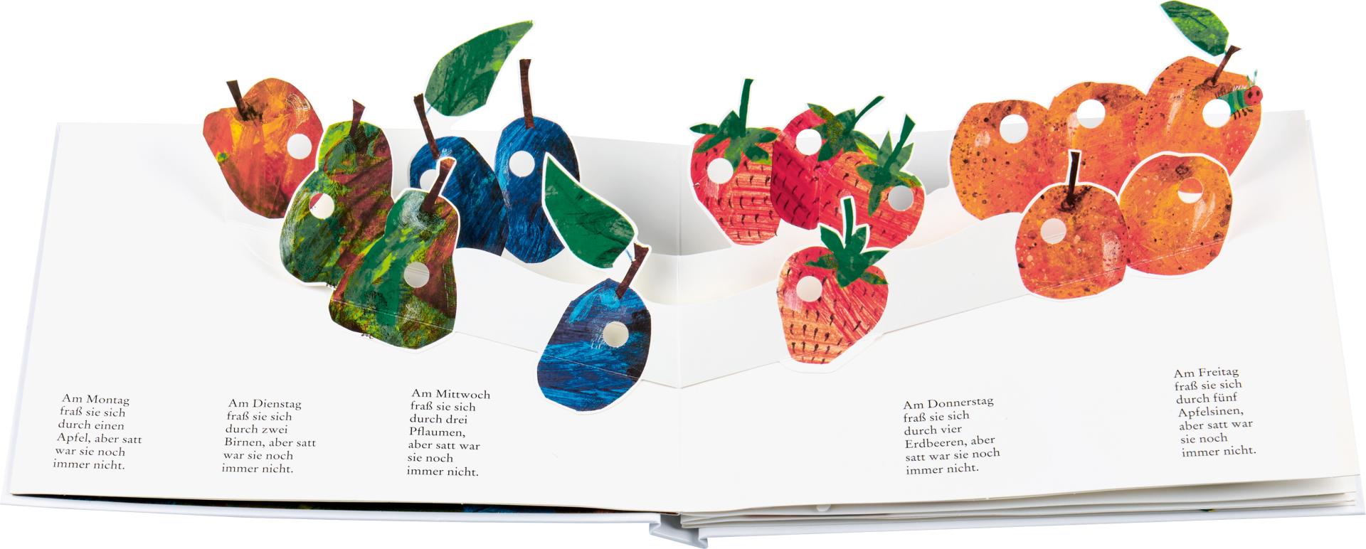 Eine farbenfrohe Seite aus "Die kleine Raupe Nimmersatt | Mein Pop-up Buch ab 3 Jahren" vom Gerstenberg Verlag zeigt Pop-up-Obst-Illustrationen - Äpfel, Birnen, Pflaumen, Erdbeeren, Orangen - mit deutschen Etiketten darunter in diesem beliebten Kinderbuch.