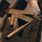 Der ENTREPÔT YSTUDIO | Klassische Renaissance KAZARI KANAGU ORCHID Tintenroller mit verschnörkelten, goldenen Details und Metallgravurkunst ruht auf dunklem Holz unter warmem Licht, sein Deckel daneben hebt filigrane Gravuren hervor.