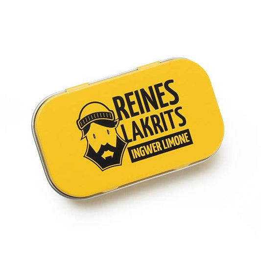 Eine kleine gelbe Dose von LASSE LAKRITS zeigt eine schwarze Illustration eines bärtigen Mannes mit Hut und den deutschen Text "Reines Lakritz Ingwer Limone" auf dem Deckel.