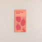 Eine Packung mit der Aufschrift "Piccolo Seeds | Tomaten-Thai-rosa Ei" von Piccolo Seeds zeigt drei Tomaten und enthält 350 Samen dieser einzigartigen südostasiatischen Tomatensorte, die auf einem schlichten, gebrochen weißen Hintergrund abgebildet sind.