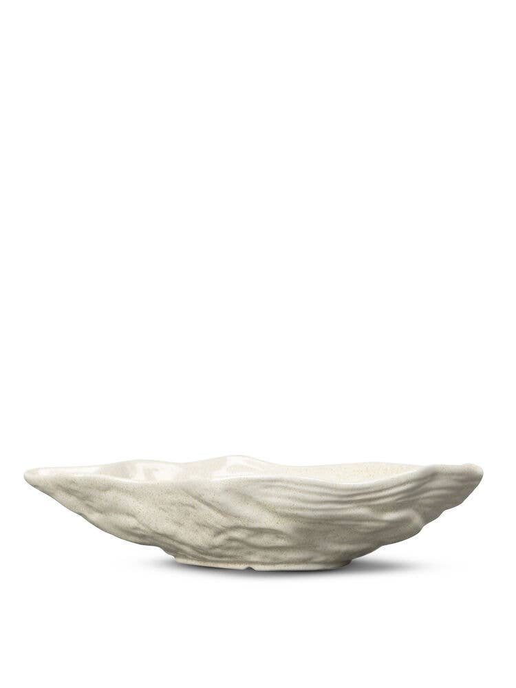 Die BYON | Design Schale Alima von Sagaform GmbH ist eine weiße Bone China Schale in Form einer Austernschale mit einer strukturierten, gewellten Oberfläche. Spülmaschinengeeignet für einfache Reinigung. Abgebildet vor einfarbig weißem Hintergrund.