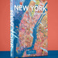 Das Gourmet-Puzzle von Water & Wines - New York zeigt einen illustrierten Stadtplan, der das kulinarische Erbe von New York feiert. Die Schachtel steht aufrecht vor einer blauen Oberfläche und einem roten Hintergrund.