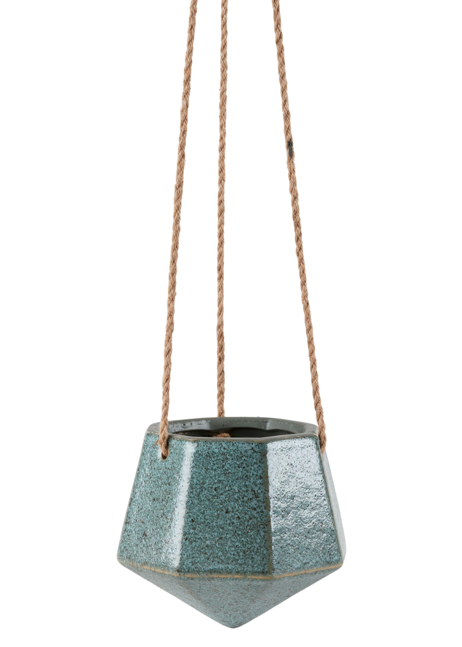 Präsentieren Sie Ihre Lieblings-Hängepflanzen stilvoll mit dem „Rubin“ von 2 Have | Ampel (14 x 15 cm) – einem facettierten, blaugrünen Hängekübel aus Steingut mit glänzender Oberfläche, der an zwei braunen Seilen vor einem schlichten weißen Hintergrund aufgehängt ist.