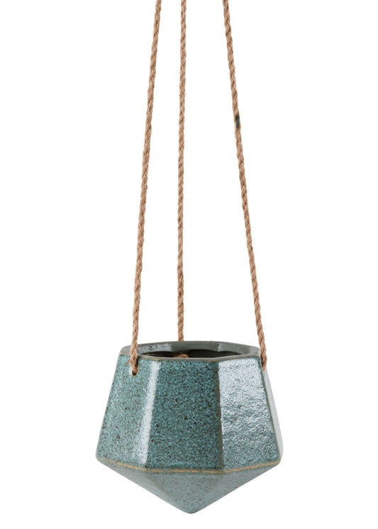 Präsentieren Sie Ihre Lieblings-Hängepflanzen stilvoll mit dem „Rubin“ von 2 Have | Ampel (14 x 15 cm) – einem facettierten, blaugrünen Hängekübel aus Steingut mit glänzender Oberfläche, der an zwei braunen Seilen vor einem schlichten weißen Hintergrund aufgehängt ist.