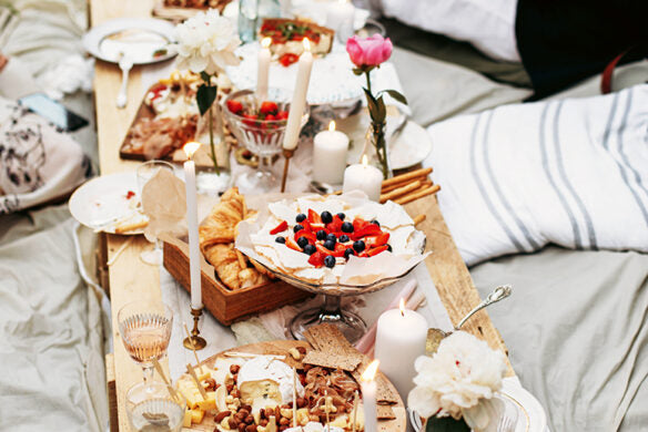 Das Buch Frühlingstraum aus dem Callwey Verlag inspiriert zu gemütlichen Osterfesttischen mit Kerzen, Blumen, Croissants, Käse, Desserts und Weingläsern - perfekte Deko-Ideen für den Frühling und festliche Anlässe.