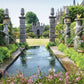 Inspiriert von "Gärtnern wie Gott in England" aus dem Callwey Verlag, bietet dieser formale Garten ein rechteckiges, spiegelndes Becken, üppiges Grün und goldverzierte Steinsäulen - eine ideale Inspiration für Fans der Gartengestaltung. Ein großes Steingebäude vervollständigt die Szene.