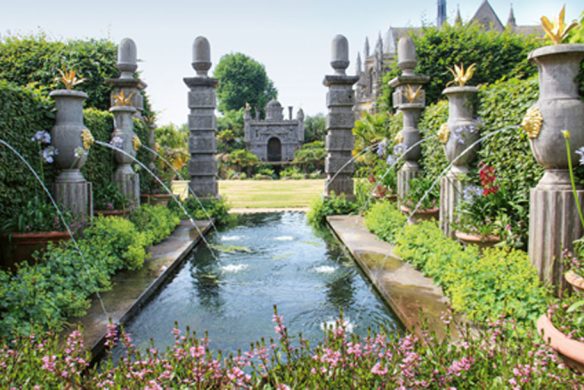 Inspiriert von "Gärtnern wie Gott in England" aus dem Callwey Verlag, bietet dieser formale Garten ein rechteckiges, spiegelndes Becken, üppiges Grün und goldverzierte Steinsäulen - eine ideale Inspiration für Fans der Gartengestaltung. Ein großes Steingebäude vervollständigt die Szene.