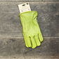 Ein Paar "Gartenhandschuhe aus Büffelleder Olive" der Königlichen Gartenakademie (Barebones Classic) mit einem Pappschild ruht auf einer verwitterten Holzoberfläche.