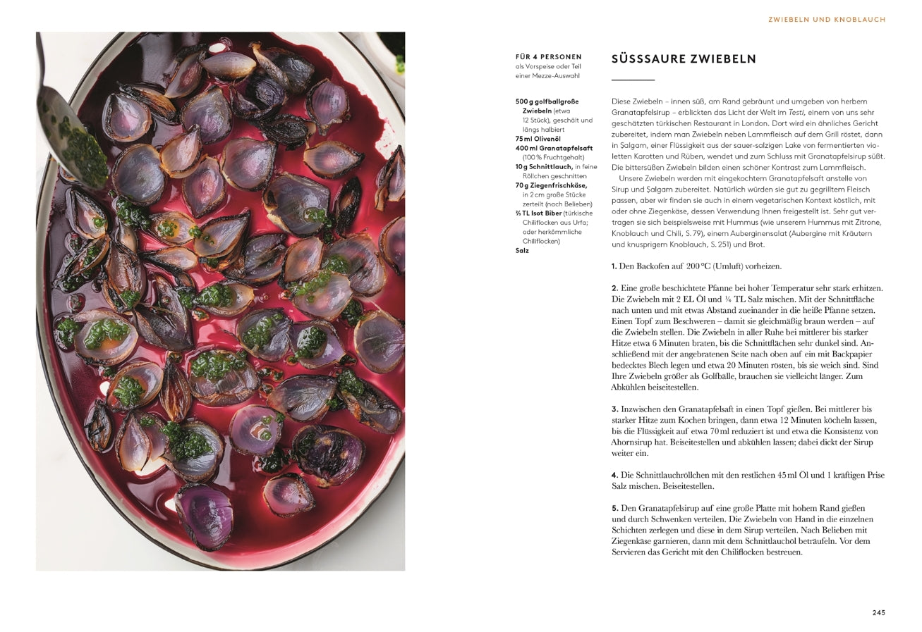Ein ovales Gericht mit gerösteten roten Zwiebeln in einer dunkelroten Sauce steht auf einer weißen Fläche mit einem silbernen Servierlöffel - ein inspirierendes Rezept aus "Flavour | Rezepte, die begeistern und inspirieren" vom DK Verlag, perfekt für Gemüseküche à la Ottolenghi.
