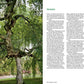 In einem Park steht ein majestätischer Baum mit grünen Blättern, durch die das Sonnenlicht fällt. Auf der rechten Seite steht unter "Vorwort" in Grün ein deutscher Text, der die "Gehölze von A-Z | Eine große Vielfalt an Bäumen und Sträuchern für den Garten" des Ulmer Verlags vorstellt.