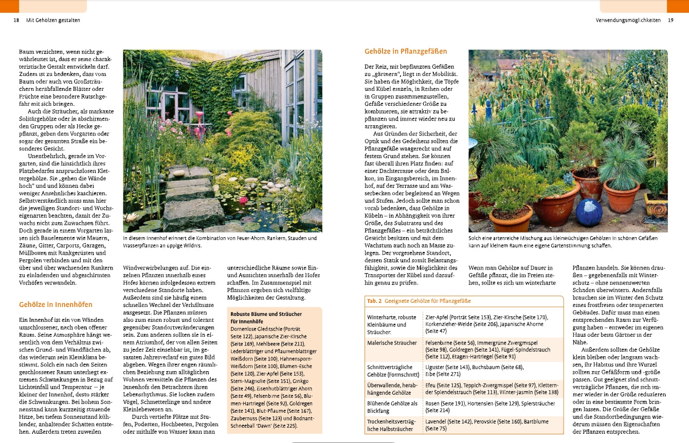 Eine Magazinstrecke aus dem Ulmer Verlag "Gehölze von A-Z | Eine große Vielfalt an Bäumen und Sträuchern für den Garten" zeigt üppig begrünte Höfe, Topfpflanzen und bietet deutsche Texte und Tabellen zur Gartengestaltung und Pflanzenhabitate.