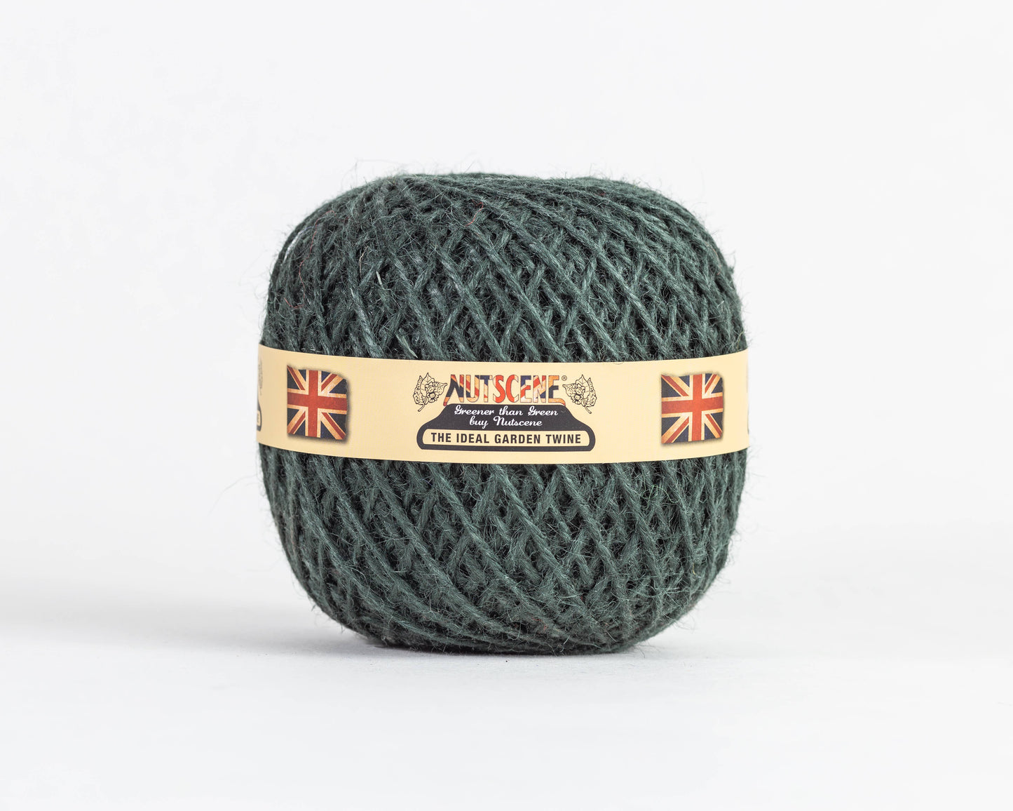 Ein Knäuel dunkelgrünes „Heritage Jutegarn“ von Nutscene Twines Ltd | Botanical, 130 m, umwickelt mit einem beigen Etikett, auf dem zwei britische Flaggen sowie die Aufschriften „Nutscene“ und „The Ideal Garden Twine“ vor einem schlichten weißen Hintergrund abgebildet sind.