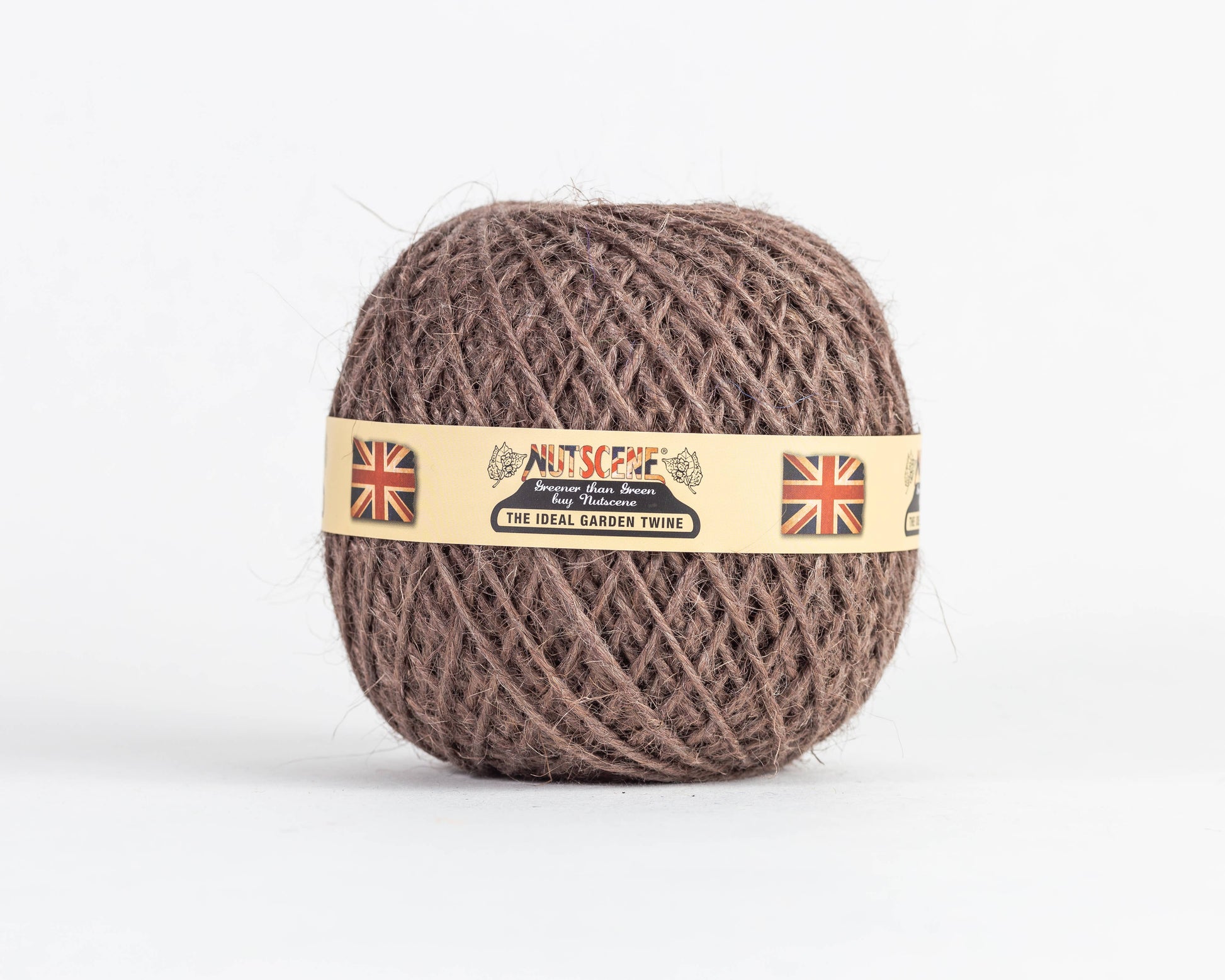 Ein Knäuel „Nutscene | Heritage Jutegarn“ in Braun, 130 m, von Nutscene Twines Ltd, mit einem beigen Etikett, auf dem zwei Union-Jack-Flaggen und der Text „Nutscene – The Ideal Garden Twine“ zu sehen sind. Diese vielseitige Gartenschnur ist vor einem schlichten weißen Hintergrund abgebildet.