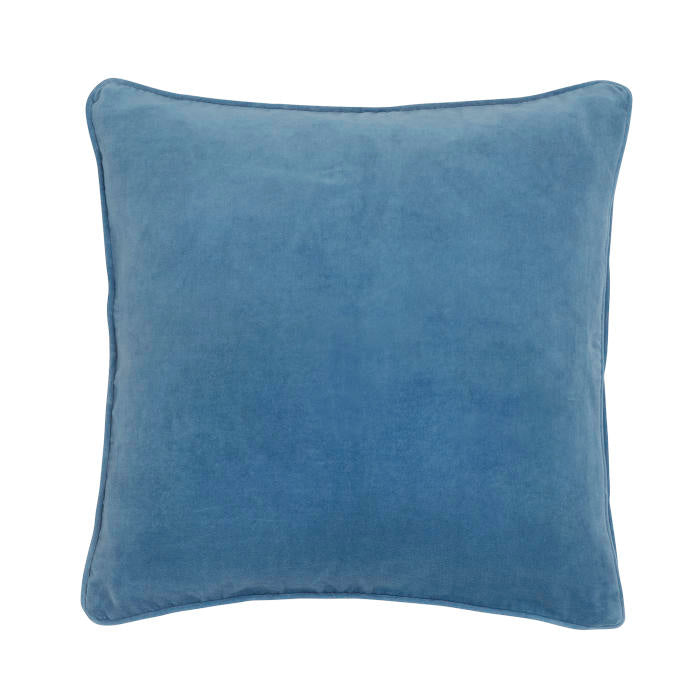 Die Bungalow Kissenhülle Samt 'Atlantic' ist ein 50 x 50 cm großes, quadratisches, blaues Samtkissen mit glatter Struktur und sanft abgerundeten Ecken, das sich vor einem schlichten weißen Hintergrund präsentiert.