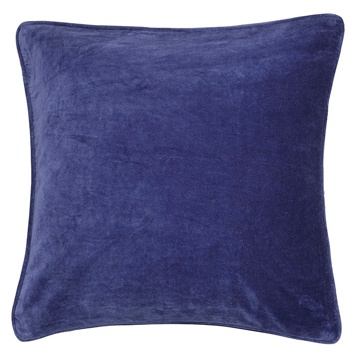 Die Bungalow Kissenhülle Samt 'Sapphire' 50 x 50 cm, ein quadratischer, marineblauer Plüschbezug von Bungalow, wird vor einem weißen Hintergrund präsentiert.