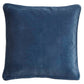Die Bungalow Kissenhülle Samt 'China Blue' 50 x 50 cm ist ein plüschiges, quadratisches, marineblaues Samtkissen mit paspelierten Kanten - ideal, um jedem Raum Eleganz zu verleihen.