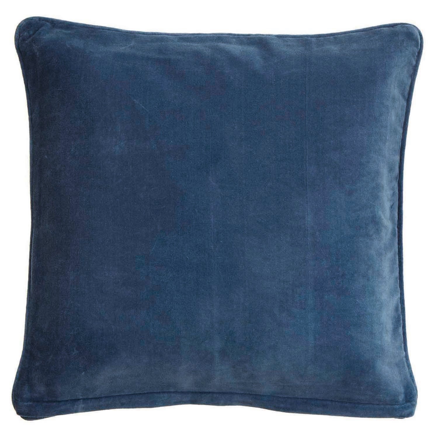 Die Bungalow Kissenhülle Samt 'China Blue' 50 x 50 cm ist ein plüschiges, quadratisches, marineblaues Samtkissen mit paspelierten Kanten - ideal, um jedem Raum Eleganz zu verleihen.