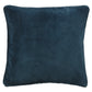 Die Bungalow Kissenhülle Samt 'Navy' 50 x 50 cm ist eine quadratische, dunkelblaue Samtkissenhülle mit leicht abgerundeten Ecken, die auf weißem Hintergrund präsentiert wird.