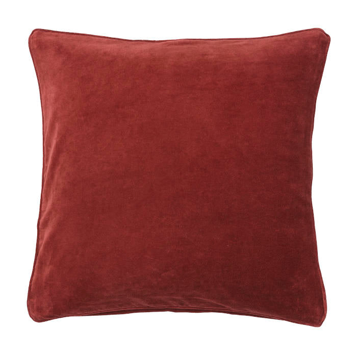 Die Bungalow Kissenhülle Samt 'Salsa' 50 x 50 cm hat einen weichen, samtigen Stoff in tiefem Rotbraun, der jedem Raum Bungalow-Charme verleiht. Hier isoliert auf weißem Hintergrund abgebildet.