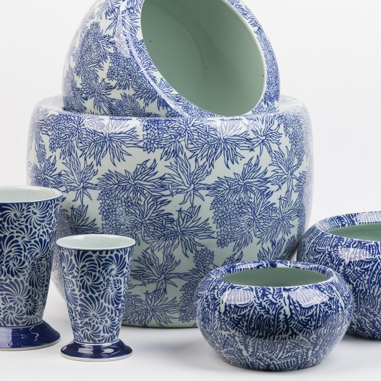 Ein Des Pots Keramiktopf in Blau und Weiß mit verschlungenen Mustern (H 11 cm, Ø 20 cm) wird vor einem weißen Hintergrund ausgestellt und zeigt die detaillierten, von der Natur inspirierten Designs von Des Pots.