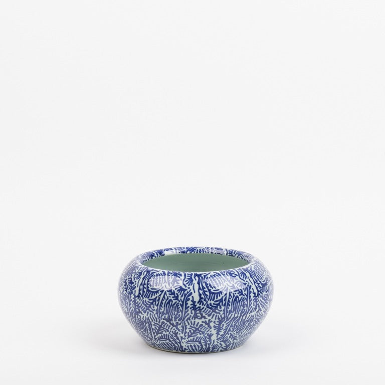 Der Des Pots Keramiktopf blau weiß gemustert (H 11 Ø 20 cm) von Des Pots ist ein kleiner, runder, glasierter Keramiktopf mit einem verschlungenen blau-weißen Muster auf einem schlichten weißen Hintergrund.