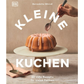 Das Cover von "Kleine Kuchen | 50 Rezepte für Mini-Kuchen, kleine Torten & mehr" aus dem DK Verlag zeigt einen kleinen glasierten Kuchen auf einem Ständer, eine Hand mit einer Gabel und Utensilien auf einer Serviette; der deutsche Titel weist auf vegane und glutenfreie Rezepte hin.