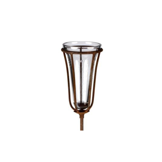 Das Hirsch Regenmesser auf Stab aus Metall in Rost zeigt eine Vase aus klarem Glas in einem braunen Metallrahmen mit vertikalen Stützen, in der Vorderansicht auf weißem Hintergrund - eine stilvolle Gartendekoration.