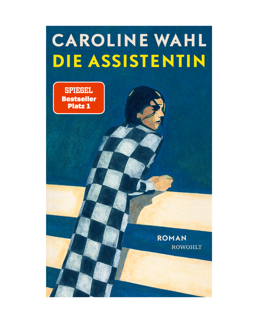 Buchcover von Die Assistentin | Fesselnder Roman über Träume, Kompromisse und den Weg zu sich selbst vom Rowohlt Verlag, zeigt eine Frau im schwarz-weiß karierten Mantel auf einem Geländer mit rotem SPIEGEL Bestseller Platz 1 Aufkleber.