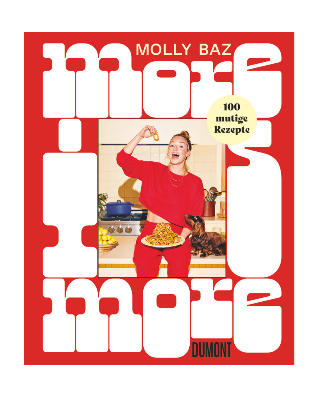 Das Cover von "More is More" aus dem Dumont Verlag zeigt Molly Baz in Rot, die in einer fetten rot-weißen Küche Nudeln hält. Ein großer Text hebt sich ab, zusammen mit einem gelben Kreis, auf dem steht: "100 mutige und kreative Rezepte".