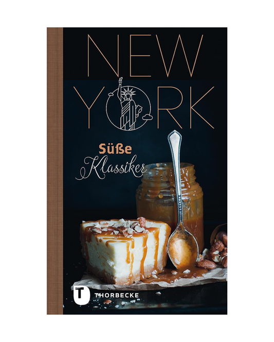 Das Cover von New York süße Klassiker | Geschmack des Big Apple aus dem Thorbecke Verlag zeigt ein Karamelldessert mit Glas und Löffel auf dunklem Hintergrund. Im Inneren entdecken Sie amerikanische Desserts. Das Logo des Thorbecke Verlags erscheint am unteren Rand.