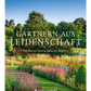 Das Buchcover von Gärtnern aus Leidenschaft | Prächtige Bildband der Royal Horticultural Society aus dem Gerstenberg Verlag zeigt lebendige Mustergärten mit farbenfrohen Blumen, grünen Bäumen und blauem Himmel; die renommierte Gartenbauorganisation wird vorgestellt.