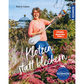 Eine lächelnde Frau in einem korallenroten Pullover und Jeans steht mit einem weißen Spaten in einem lebendigen Garten. Der deutsche Text lautet: Klotzen statt kleckern. Produkt: Klotzen statt kleckern | Gartengestaltung mit Katrin Iskam von Kosmos Verlag.