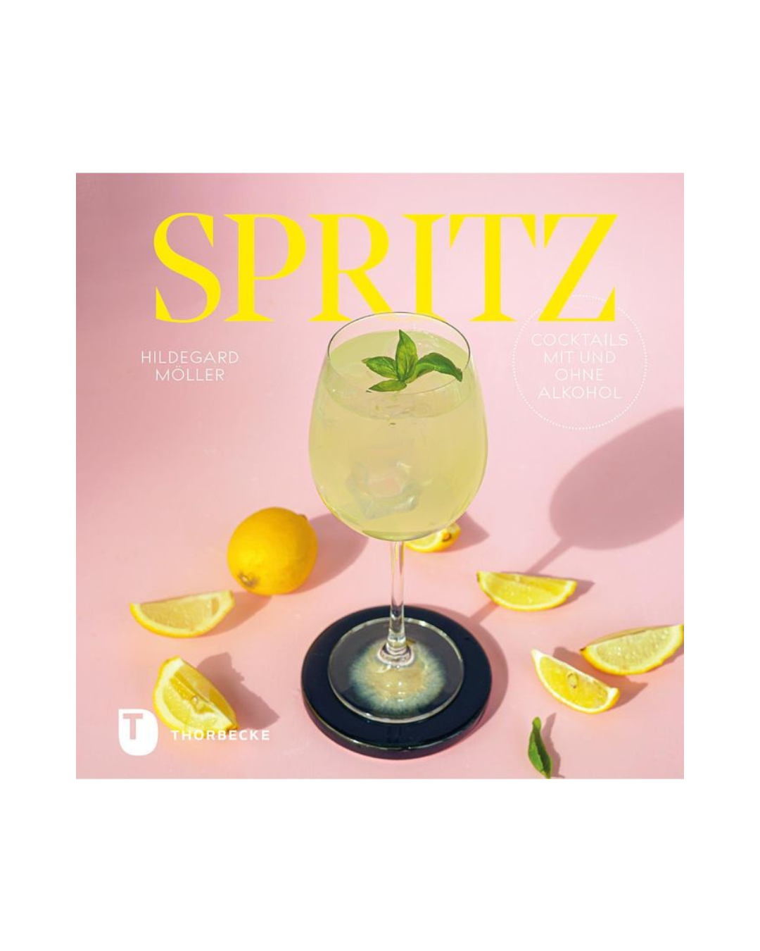 Ein hellgelber Spritz-Cocktail aus dem Thorbecke Verlag "Spritz | Die farbenfrohe und genussvolle Welt der Spritz-Cocktails" sitzt auf einem schwarzen Untersetzer, gekrönt von Minze und umgeben von Zitronen, darunter ein großer gelber "SPRITZ"-Text auf rosa.
