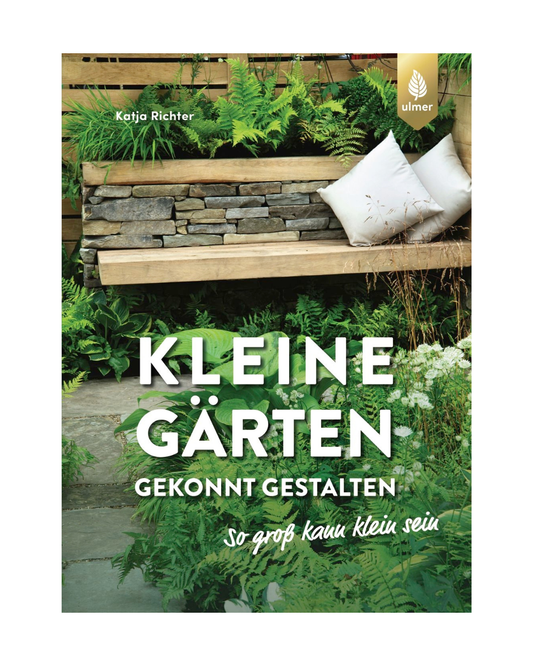 Buchumschlag mit einer Gartenszene: eine Bank aus Stein und Holz mit einem weißen Kissen, üppigen Pflanzen und Farnen. Titel: Kleine Gärten gekonnt gestalten | So groß kann klein sein. Ein inspirierender Leitfaden des Ulmer Verlags über Elemente für kleine Gärten.
