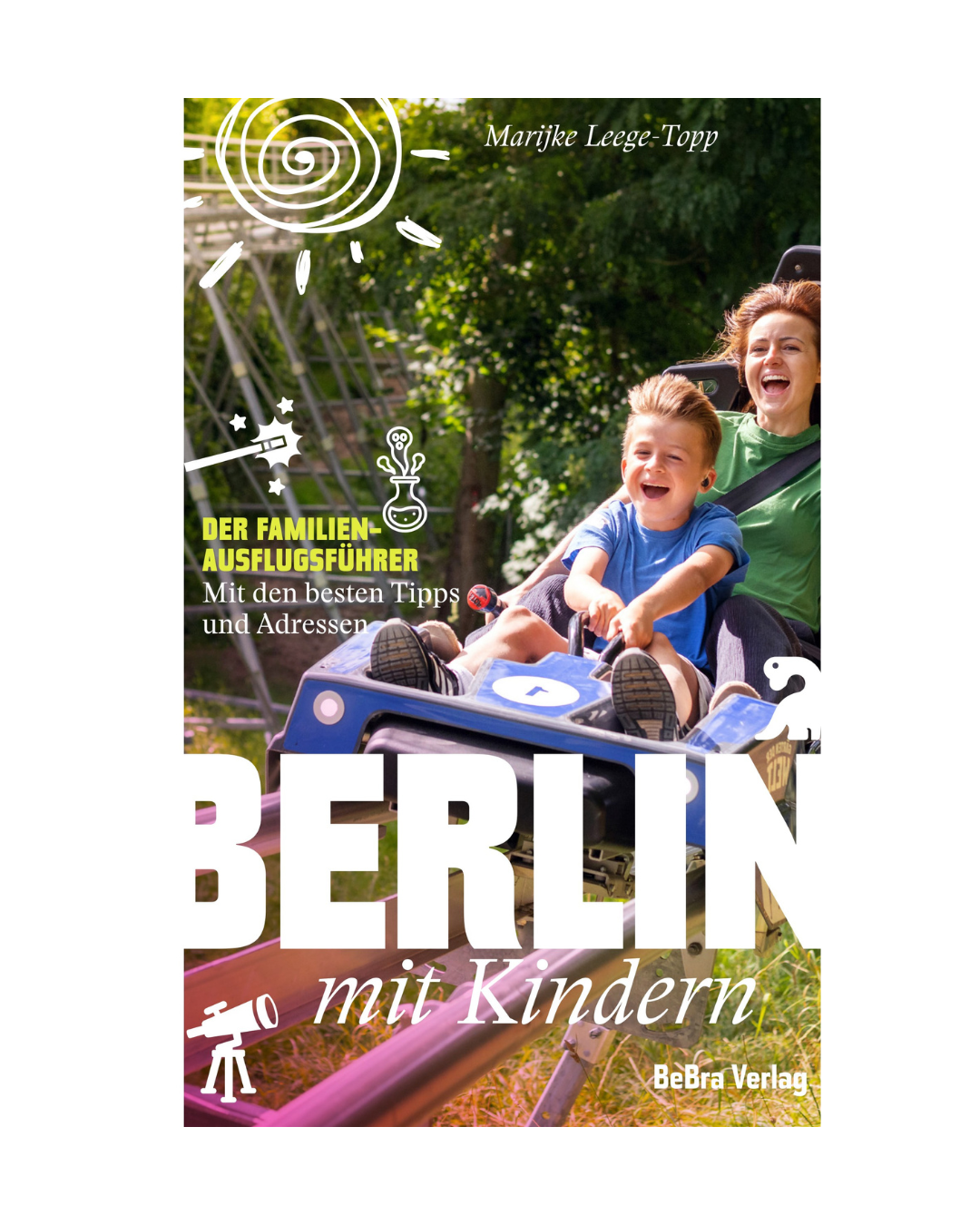 Eine lächelnde Frau und ein Kind genießen eine Rutsche auf einem grünen Spielplatz. Umschlagtext: Berlin mit Kindern | Mit über 200 Aktivitäten. Der Ausflugsführer für Familien aus dem Bebra Verlag mit den besten Tipps und Aktivitäten mit Kindern in Berlin.