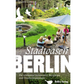 Ein Buchumschlag zeigt Menschen an Gartentischen unter Sonnenschirmen in einem üppigen Straßencafé. Im Vordergrund fliegen Vögel. Der weiße Text lautet: Stadtoasen in Berlin | Die schönsten Gartencafés, Biergärten und Draußenrestaurants vom Bebra Verlag.