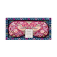 Die William Morris at Home 'Strawberry Thief' Schlafmaske, gefüllt mit getrocknetem Lavendel, zeigt ein rosa-rotes florales Muster mit Vögeln. Verpackt in einer Box mit blauem Blumenrand und zentralem Label.