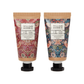 Das William Morris at Home 'Strawberry Thief' Handcreme Set enthält zwei vegane, floral designte Handcremes in einer kleinen Kosmetiktasche - perfekt als Geschenk oder zum Kombinieren mit einer Samttasche.
