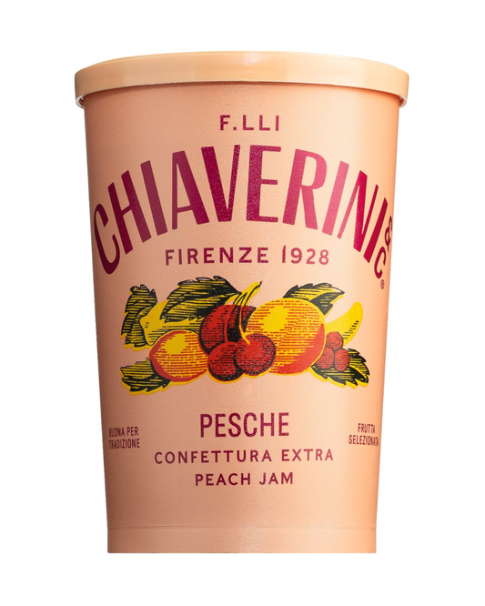 Die Chiaverini 'Confettura extra di pesche' Pfirsichkonfitüre extra 400 g hat ein bezauberndes pfirsichfarbenes Design mit Abbildungen von Pfirsichen und Kirschen, die das italienische Erbe der Marke widerspiegeln.