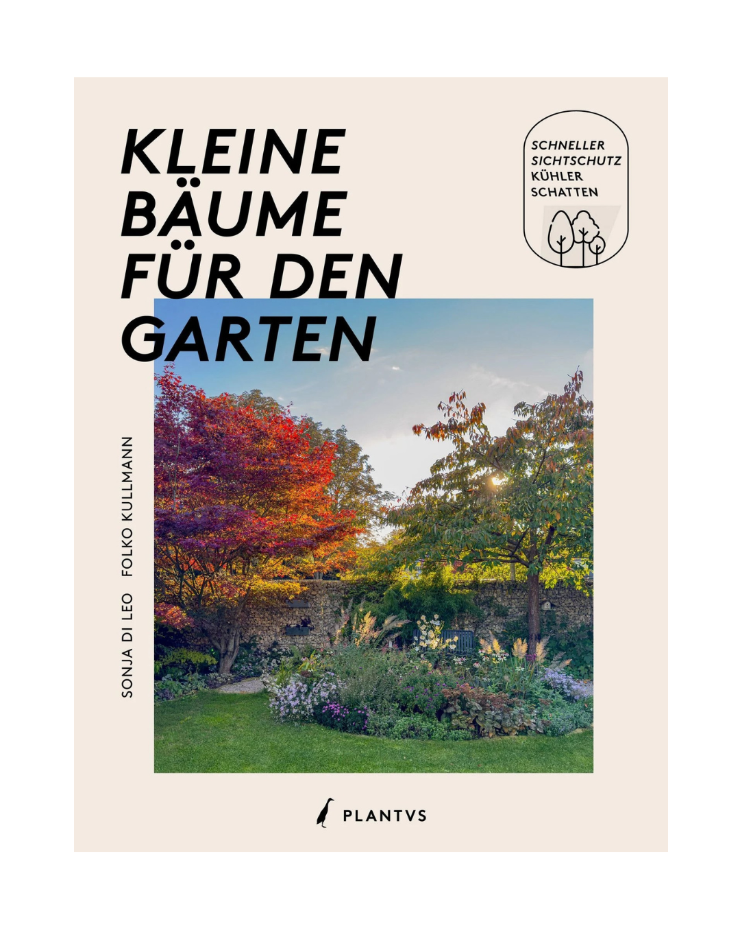 Buchcover für Kleine Bäume für den Garten | Pflanzenexperte Folko Kullmann, das einen Garten mit kleinen Bäumen als Sichtschutz zeigt. Die Autoren: Sonja Di Leo und Folko Kullmann. Plantvs-Logo am unteren Rand.