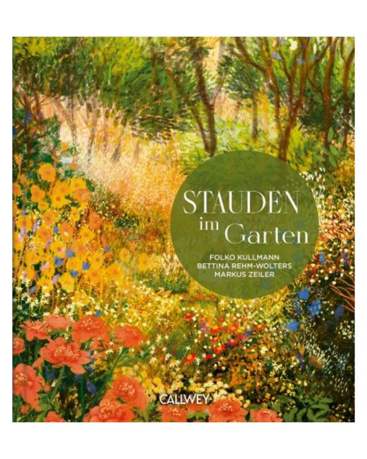 Das Buchcover zeigt eine lebendige Gartenlandschaft mit blühenden Blumen und üppigem Grün. Grüner Kreistext: Stauden im Garten | Für Gartenprofis und die, die es noch werden wollen. Marke: Callwey Verlag am unteren Rand.