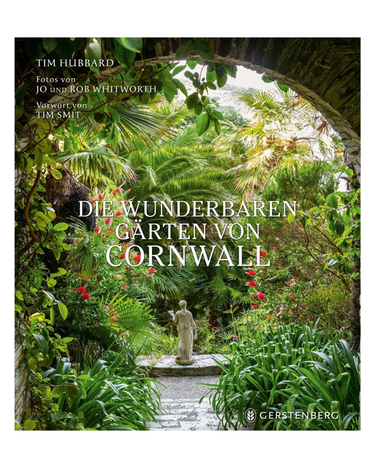 Das Buchcover von Die wunderbaren Gärten von Cornwall aus dem Gerstenberg Verlag zeigt einen üppig grünen Garten mit Palmen und einer Steinstatue - ideal für Fans von Englands geheime Gärten oder als Inspiration für Ihren nächsten Cornwall-Reiseführer.