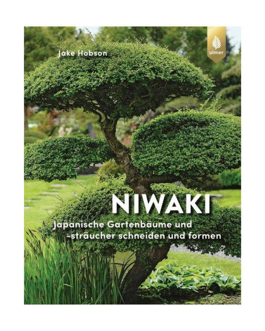 Das Cover des Buches "Niwaki | Japanische Gartenbäume und -sträucher schneiden und formen" vom Verlag Eugen Ulmer zeigt einen präzise geschnittenen japanischen Gartenbaum; Titel und Untertitel auf Deutsch sowie der Name von Jake Hobson überlagern das Bild.