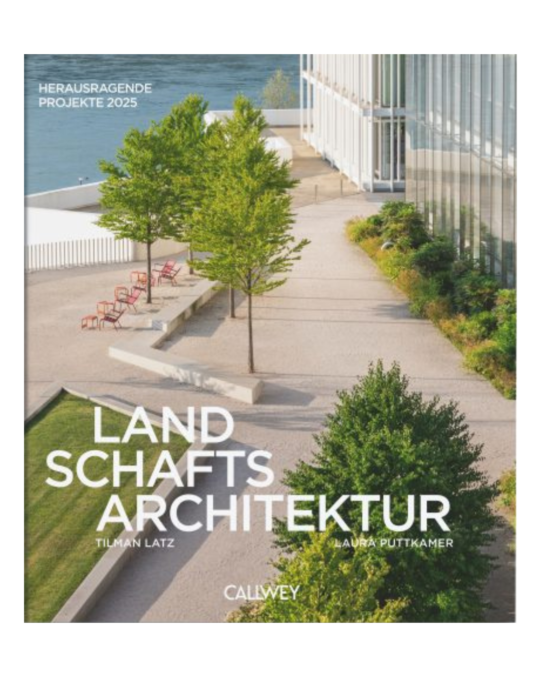 Titelbild von "Landschaftsarchitektur 2025" aus dem Callwey Verlag, das eine moderne Landschaftsgestaltung mit Bäumen, Bänken und Kieswegen neben einem Glasgebäude zeigt. Die Namen der Autoren und des Verlags sind ebenfalls zu sehen.