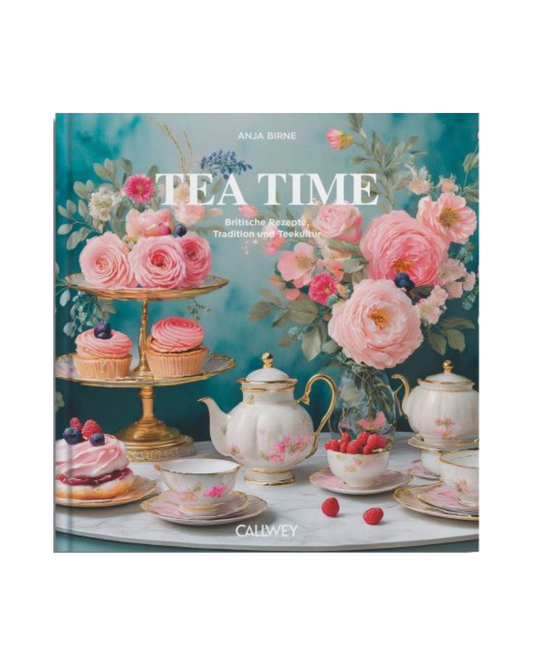 Das Buch "Tea Time" aus dem Callwey Verlag zeigt auf dem Cover elegante Teetassen aus Porzellan, eine Teekanne, Kuchen, Beeren und rosafarbene Blumen - eine Reminiszenz an die klassische englische Teestuben-Tradition. Der Text ist zweisprachig in Englisch und Deutsch.